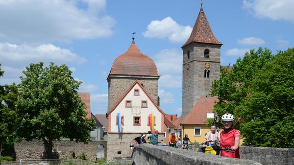 Begehrtes Fotomotiv: die Altmühlbrücke und das Stadttor von Ornbau.