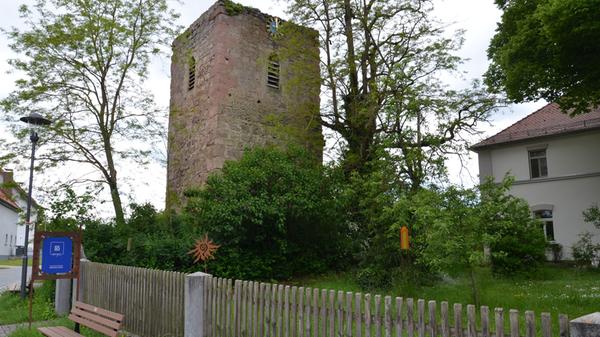 Historisches Reklikt: die Turmruine der Briccus-Kapelle in Großbreitenbronn.