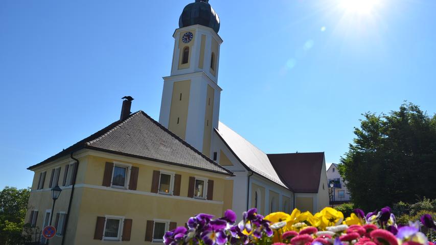 Beherrschendes Bauwerk in Arberg: die Kirche St. Blasius.