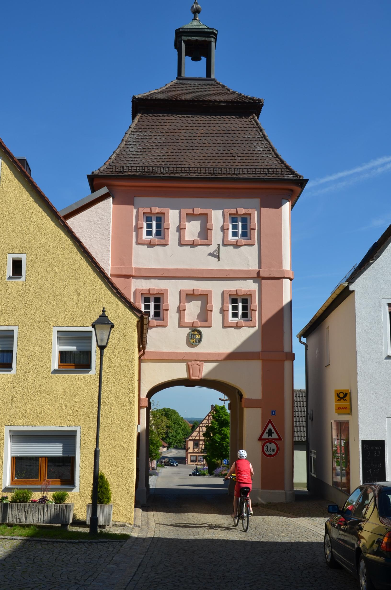 Schmucker Zugang zur Altstadt: der Torturm in Arberg.