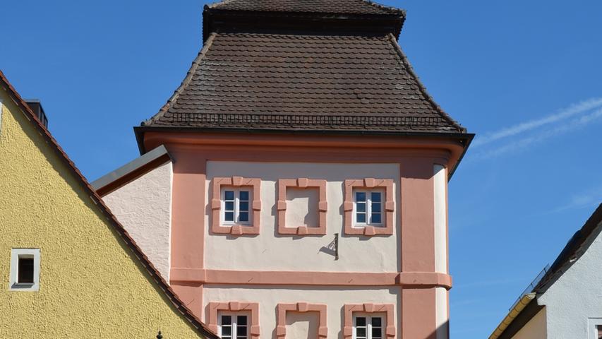 Schmucker Zugang zur Altstadt: der Torturm in Arberg.