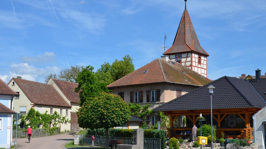 Kirchturm im Fachwerk-Stil: das Gotteshaus im kleinen Dorf Sachsbach bei Bechhofen.