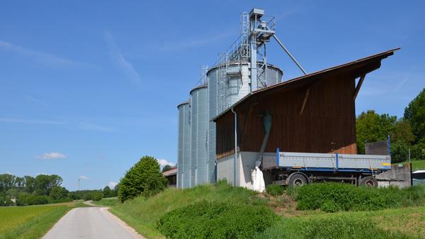 Türme der Neuzeit: Silo-Behälter wie hier bei Windsbach stören nur gelegentlich die Idylle.