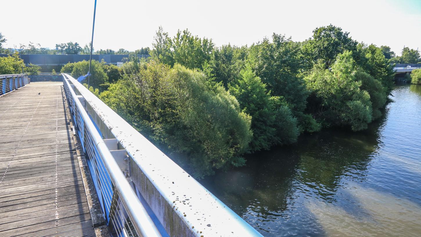 Ein Angler hat die Leiche im Main-Donau-Kanal gefunden.