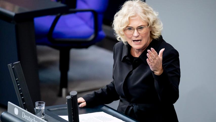 Im Juli 2019 trat Christine Lambrecht (54) ihr Amt als Bundesministerin für Justiz und Verbraucherschutz an. Sie ist die Nachfolgerin von Katarina Barley (SPD), die nach Brüssel wechselt. Lambrecht (SPD) ist Rechtsanwältin und sitzt seit mehr als 20 Jahren im Bundestag.