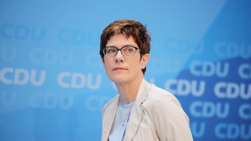 Die Bundesvorsitzende der CDU ist neue Verteidigungsministerin. Das wurde am 17. Juli 2019 verkündet. Annegret Kramp-Karrenbauer (56) ist damit die Nachfolgerin von Ursula von der Leyen, die einen Tag zuvor überraschend zur EU-Kommissionspräsidentin gewählt wurde. Kramp-Karrenbauer (CDU) war von 2000 bis 2011 Ministerin in der Regierung des Saarlandes in verschiedenen Ressorts (Inneres, Bildung, Soziales).