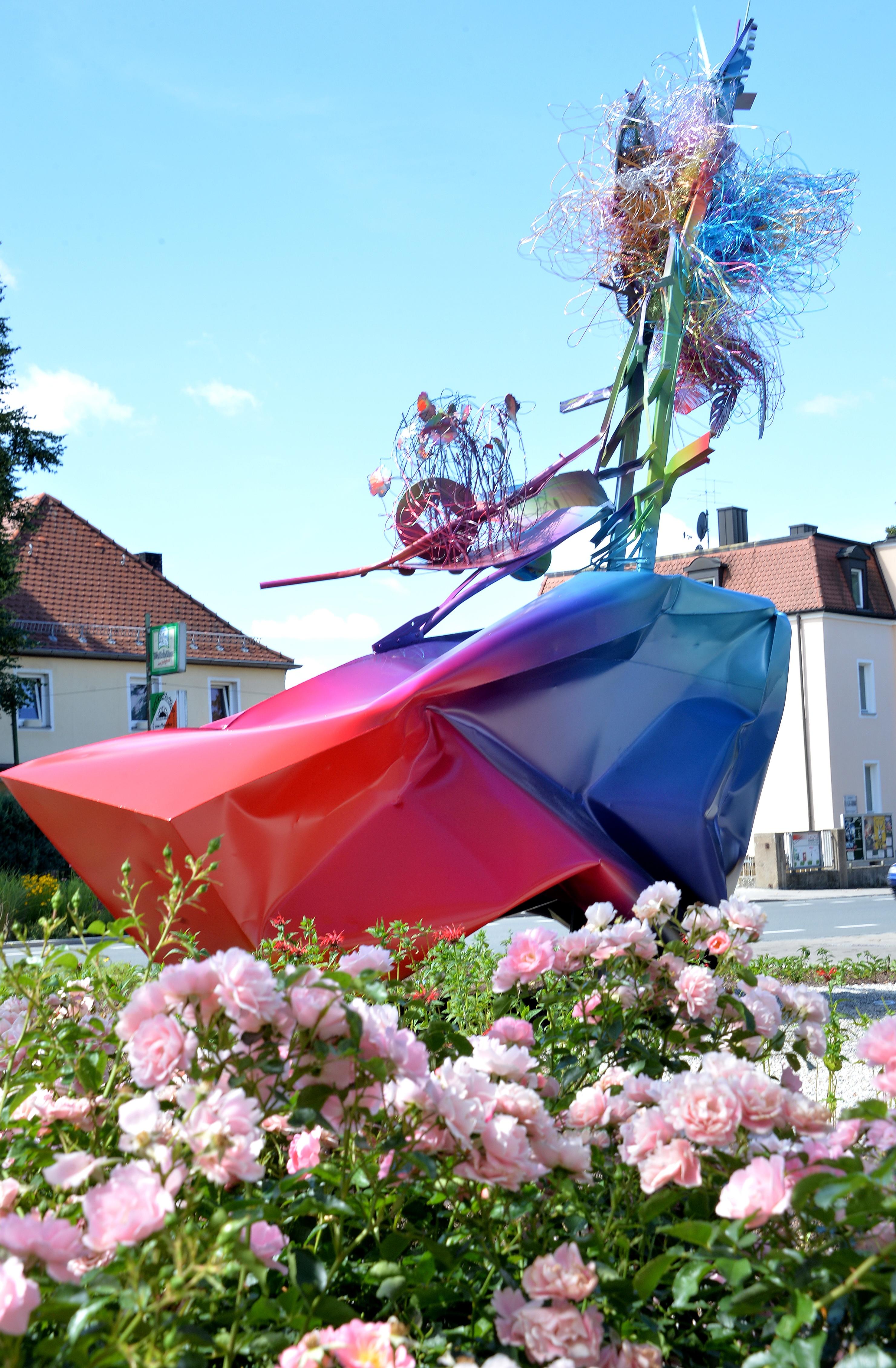 Der belgische Künstler Arne Quinze stellte im Juni 2016 seine Skulptur "Talking to the Sky" in Forchheim vor. Das 7,5 Meter hohe Kunstwerk wurde vor der Forchheimer Sparkasse enthüllt und ragt seit dem farbenfroh in den Himmel.
