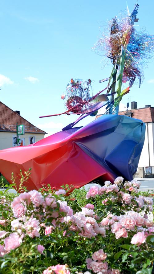 Der belgische Künstler Arne Quinze stellte im Juni 2016 seine Skulptur "Talking to the Sky" in Forchheim vor. Das 7,5 Meter hohe Kunstwerk wurde vor der Forchheimer Sparkasse enthüllt und ragt seit dem farbenfroh in den Himmel.