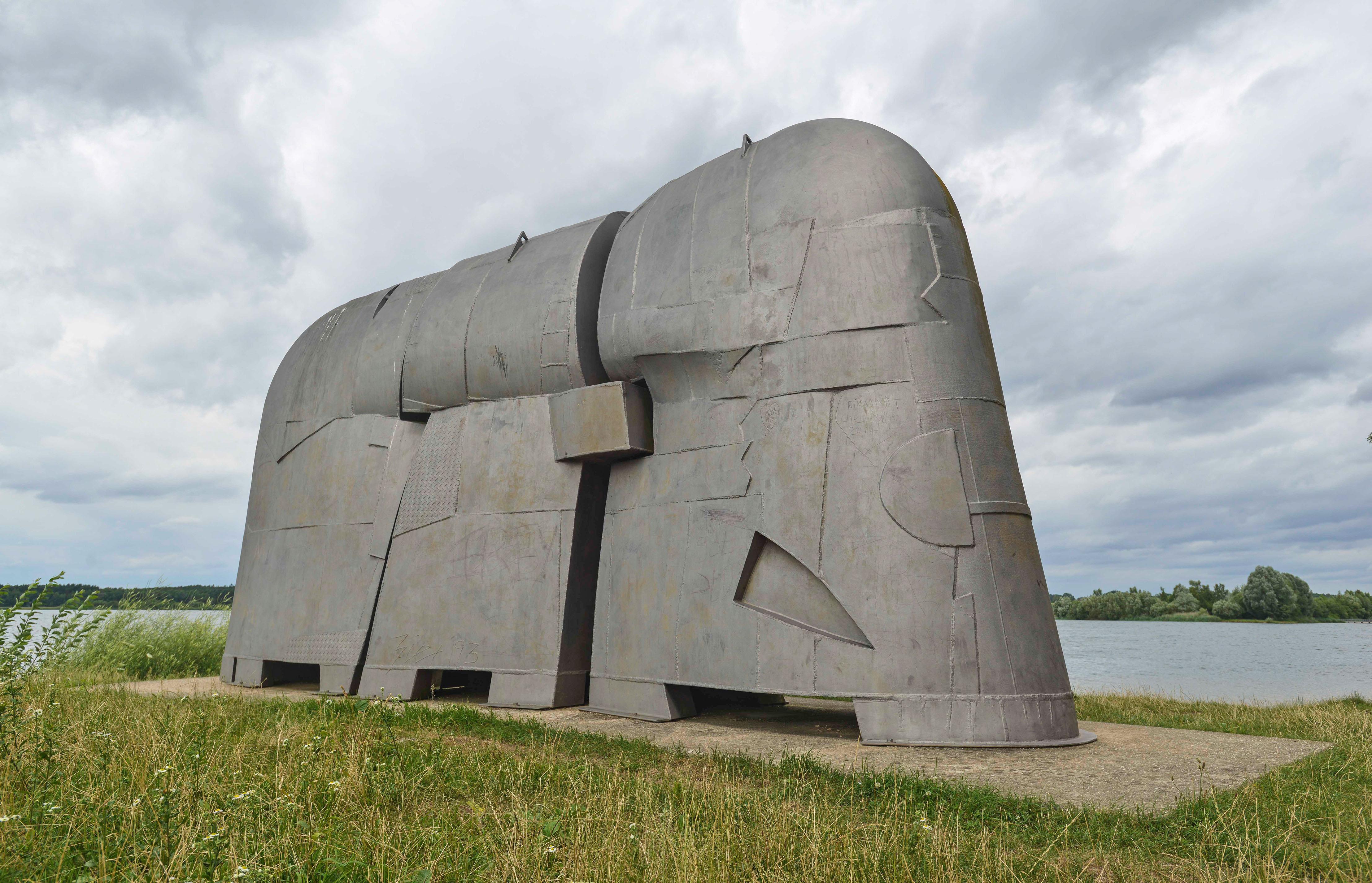 Das Adjektiv "groß" scheint bei Künstlern sehr beliebt zu sein. Wir präsentieren die „Große Schulter“. So heißt diese Skulptur am Rothsee in der Nähe des Segelzentrums Heuberg. Im Volksmund heißt das Kunstwerk von Wolfgang Bier aus Schwäbisch Hall schlicht „Elefant“.