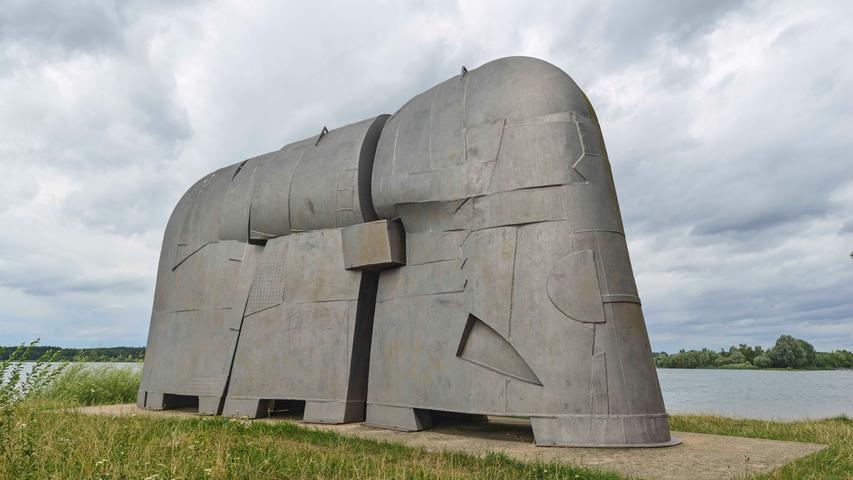 Das Adjektiv "groß" scheint bei Künstlern sehr beliebt zu sein. Wir präsentieren die „Große Schulter“. So heißt diese Skulptur am Rothsee in der Nähe des Segelzentrums Heuberg. Im Volksmund heißt das Kunstwerk von Wolfgang Bier aus Schwäbisch Hall schlicht „Elefant“.