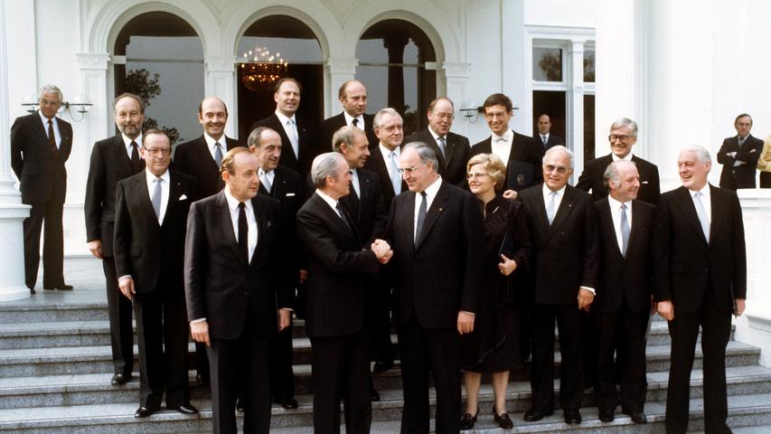 Manfred Hermann Wörner (3. Reihe, 2. von links) war fast 30 Jahre Mitglied des Bundestages, bevor er zum Vorsitzenden des Verteidigungsausschusses aufstieg. Unter Helmut Kohl wurde er dann Bundesminister der Verteidigung - und zwar von 1982 bis 1988.