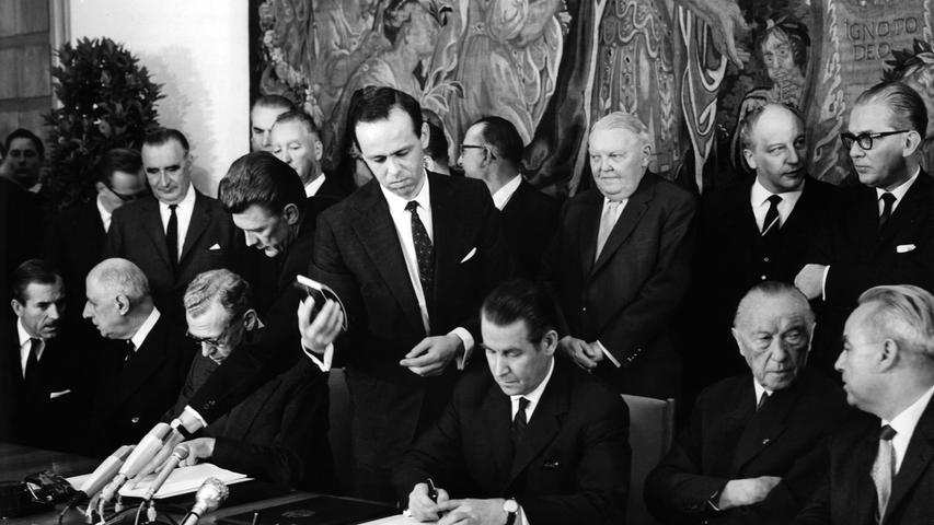 Gerhard Schröder (sitzend, 3. von rechts) hatte sich bereits einen Namen als sowohl Innen- wie auch Außenminister gemacht. Von 1966 bis 1969 war der Jurist dann am Verteidigungsministerium ansäßig.