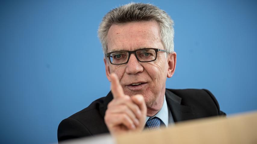 Karl Ernst Thomas de Maizière erlangte als langjähriger Bundesinnenminister Bekanntheit, seine Amtszeit fiel in die Flüchtlingskrise. Eine Zeit lang war der CDU-Politiker jedoch auch im Verteidigungsministerium zuhause - und zwar vom März 2011 bis zum Dezember 2013.