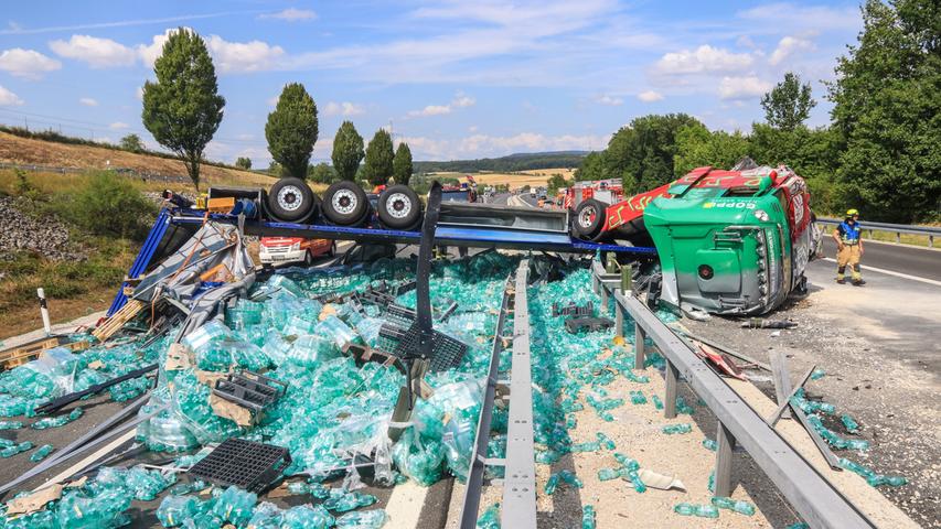 Trümmerfeld in Oberfranken: Wasser-Laster durchbricht Mittelplanke