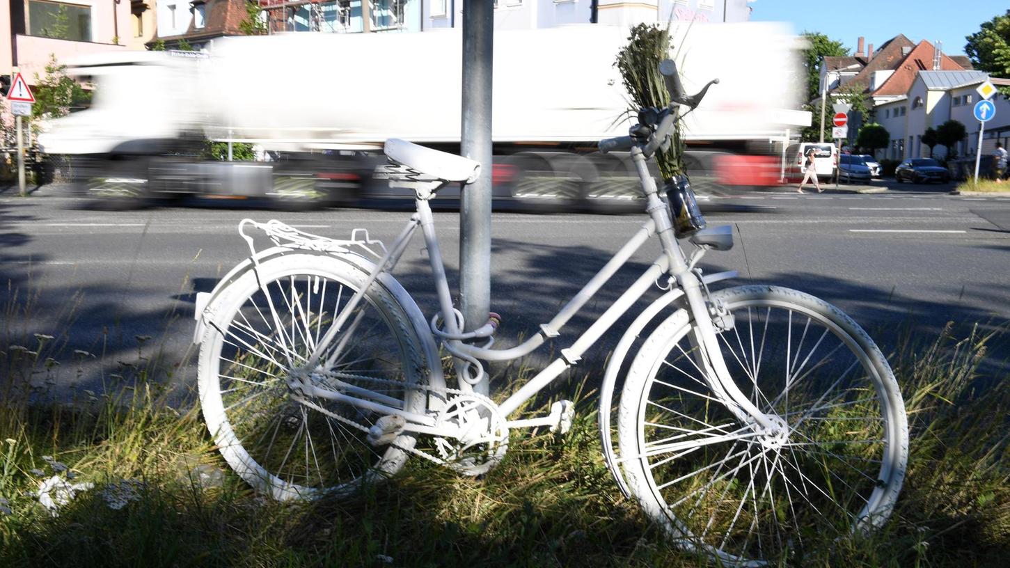 Wo ein solches weißes Fahrrad, auch Ghostbike genannt, steht, starb ein Radfahrer. Oft werden sie von abbiegenden Lastkraftwagen übersehen. Solche Unfälle können durch Abbiegeassistenten verhindert werden.