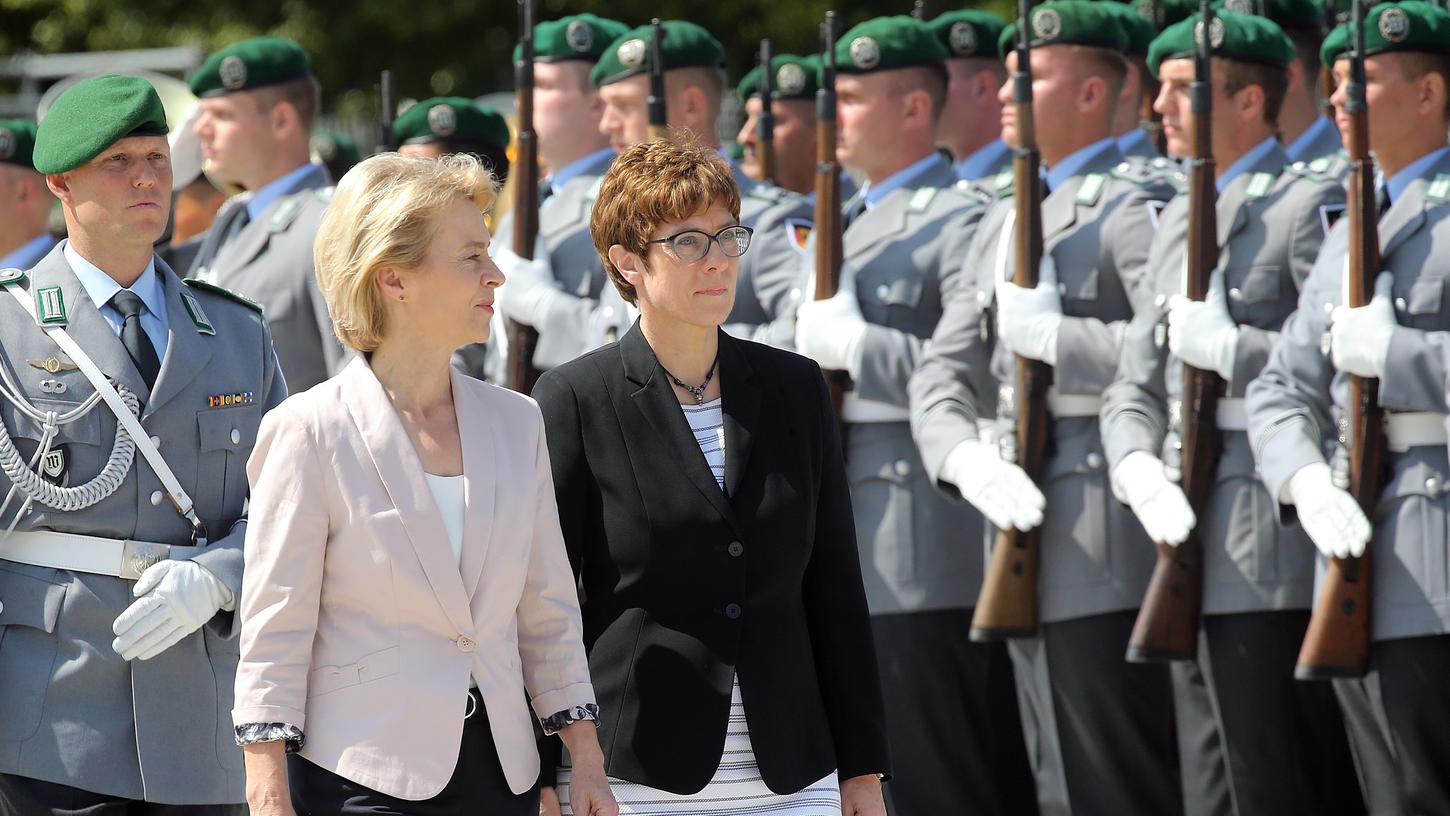 Ursula von der Leyen (CDU, l), scheidende Verteidigungsministerin und neugewählte EU-Kommissionspräsidentin, steht neben ihrer Nachfolgerin Annegret Kramp-Karrenbauer.