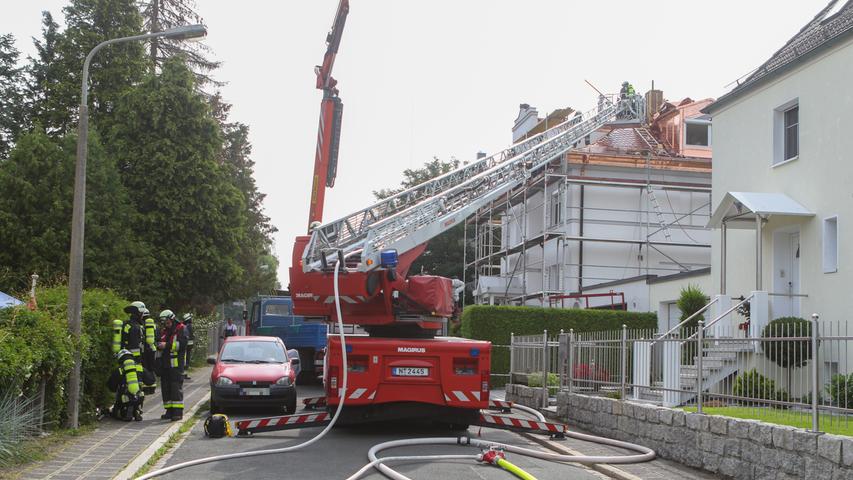 Laufamholz: Feuerwehr muss kleinen Brand in Dach löschen