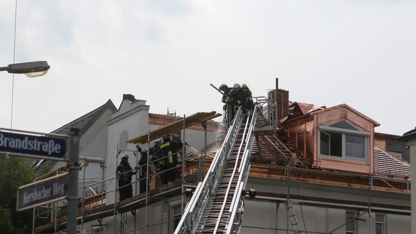 Laufamholz: Feuerwehr muss kleinen Brand in Dach löschen