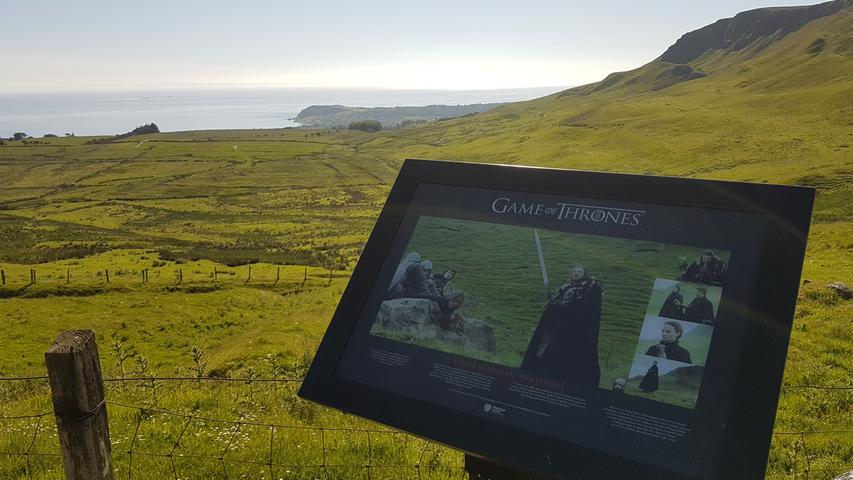 An dieser Stelle enthauptet Ned Stark in Staffel eins, Folge eins einen Deserteur. Eine Bildtafel zeigt das entsprechende Szenenfoto.