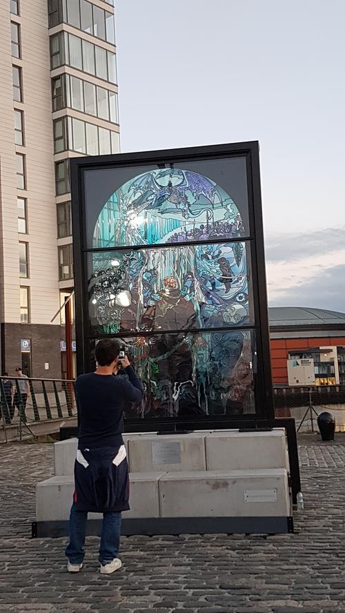 In Nordirlands Hauptstadt Belfast laden die "Glass of Thrones" nochmal zum Nachspüren ein - sechs farbenfroh gestaltete Glasinstallationen mit Motiven aus der Serie; hier die Weißen Wanderer.