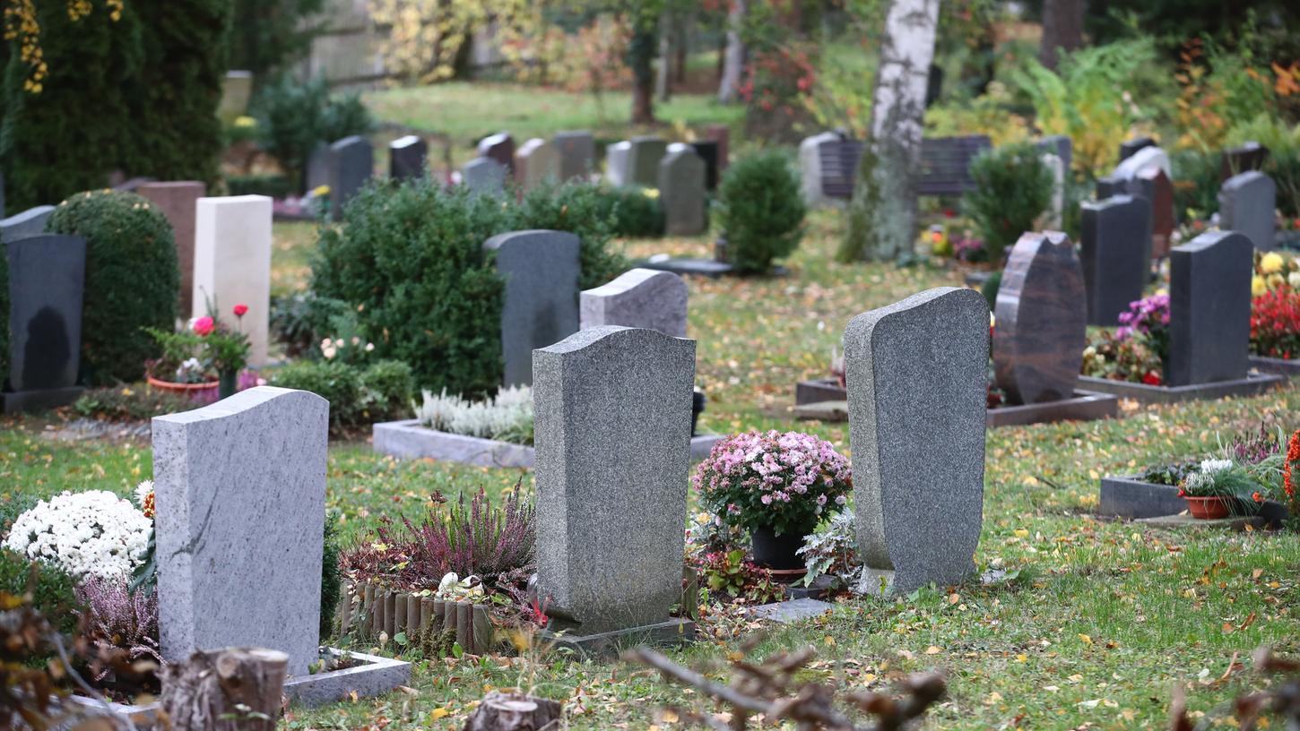 Ab Herbst erhöhen sich in Nürnberg die Friedhofsgebühren. Ein normales Grab wird dann 57 Euro statt 50 Euro im Jahr kosten.