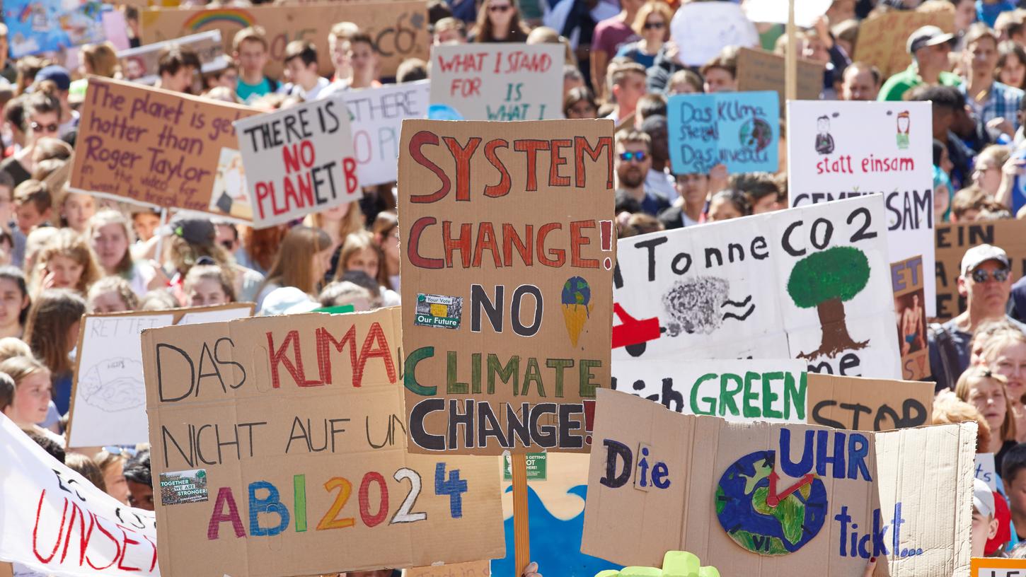 Die Stadt Mannheim hat vier Bußgeldbescheide gegen Schüler wieder aufgehoben, die während der Schulzeit zu Klimaprotesten gegangen waren.