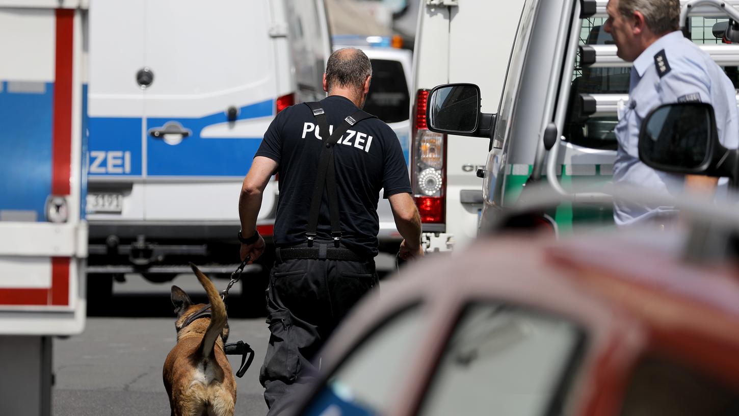 Mit einer groß angelegten Razzia ist die Polizei in Köln gegen mögliche Gefährder vorgegangen.