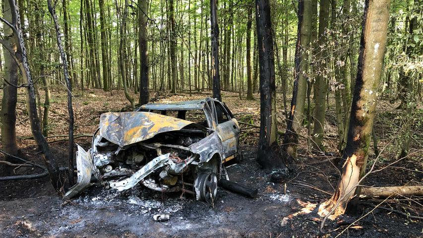 Auto prallt gegen Baum und geht in Flammen auf