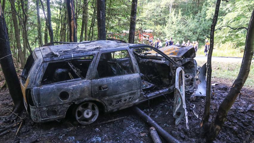 Auto prallt gegen Baum und geht in Flammen auf