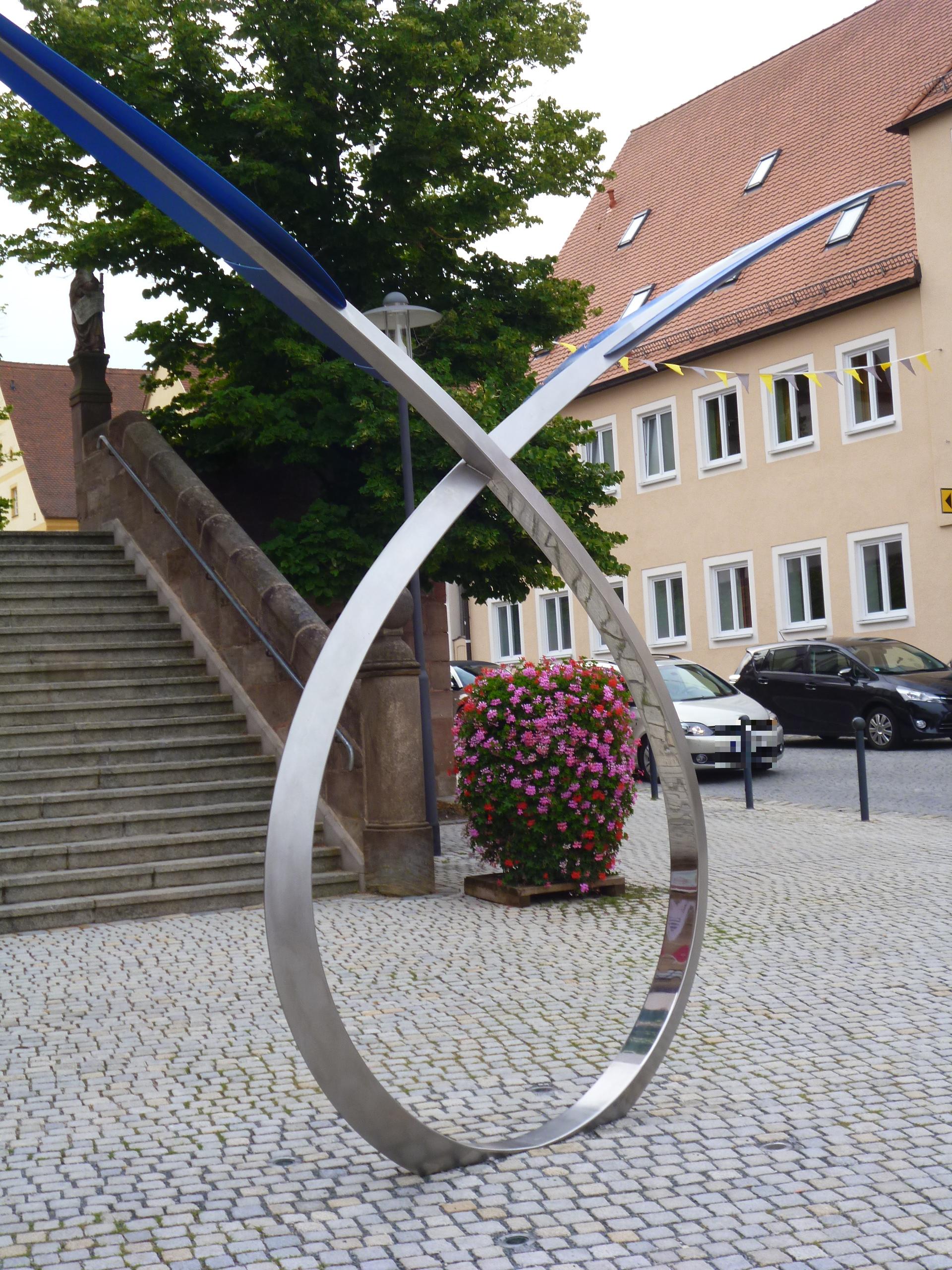 Dieses Werk wurde im Juli 2019 aufgestellt und zwar in Hilpoltstein (Landkreis Roth). Das Werk mit dem Titel "Mutes Flügel" soll nach Angaben des Künstlers Robert Kessler eine "Verflügelung von Mut" darstellen und zum Verweilen einladen.