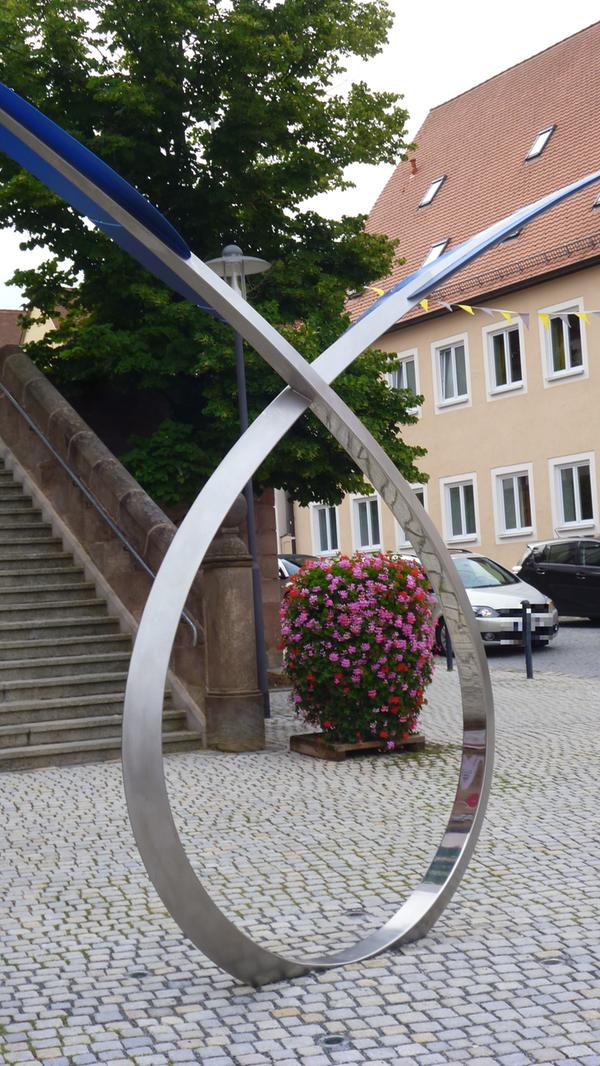 Dieses Werk wurde im Juli 2019 aufgestellt und zwar in Hilpoltstein (Landkreis Roth). Das Werk mit dem Titel "Mutes Flügel" soll nach Angaben des Künstlers Robert Kessler eine "Verflügelung von Mut" darstellen und zum Verweilen einladen.