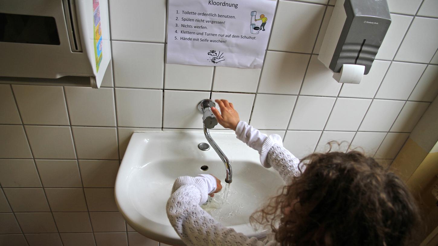 Das Händewaschen mit Seife nach dem Gang auf die Toilette sollte eine Selbstverständlichkeit sein. Doch an manchen Schulen stehen den Kindern keine Seifen zur Verfügung. Der Grund: Die Schulleitung bestrafen alle für die Verfehlungen einer vandalierenden Minderheit. Ein anderes großes Problem sind die teilweise völlig verlebten Räumlichkeiten.
