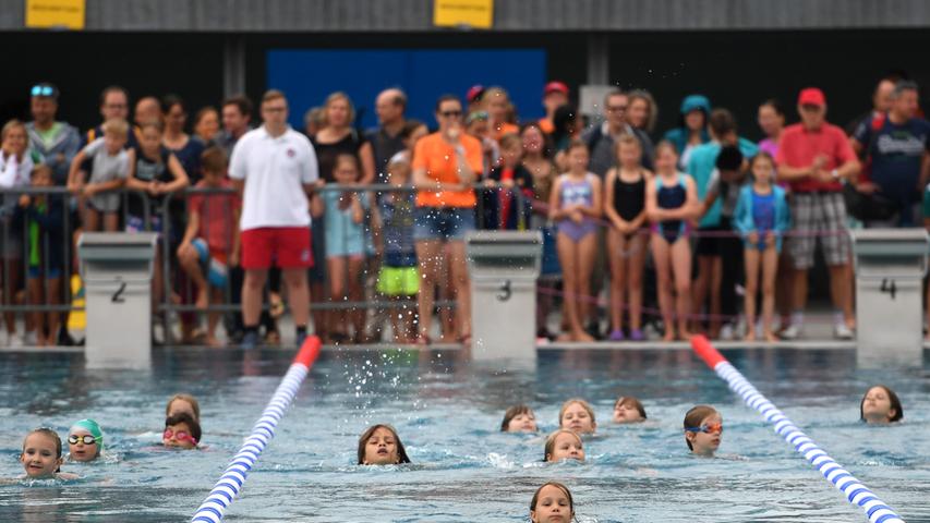 Die Jüngsten schwimmen eine Bahn entlang, das sind 50 Meter. Später geht es hoch bis zur Wettkampfklasse D. Die Jugendlichen schwimmen dann schon 300 Meter.