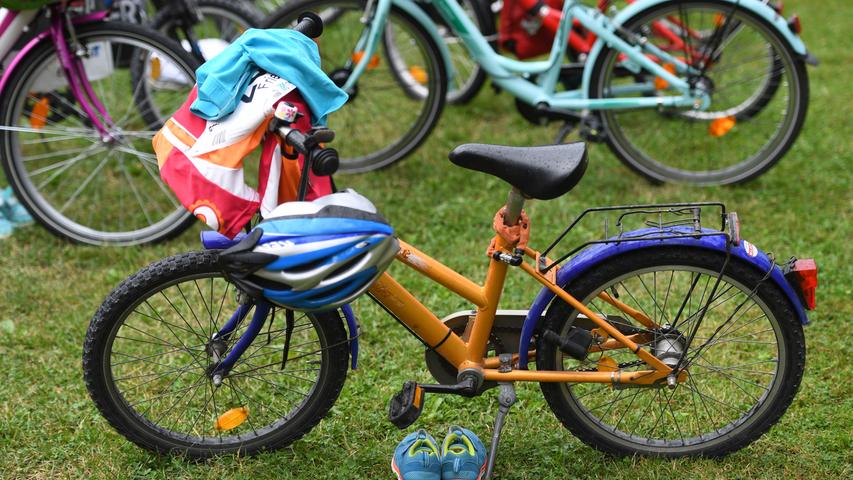 Dort warten auf Kinder schon die eigenen Fahrräder mit Helm und ein Wechselbeutel.