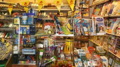 Nach draußen präsentieren sich Zeitschriftenläden oft ungeniert individuell nach dem Geschmack der Besitzer, drinnen bestimmt üppige Farbigkeit die Auslagen. Nach draußen präsentieren sich Zeitschriftenläden oft ungeniert individuell nach dem Geschmack der Besitzer, drinnen bestimmt üppige Farbigkeit die Auslagen.