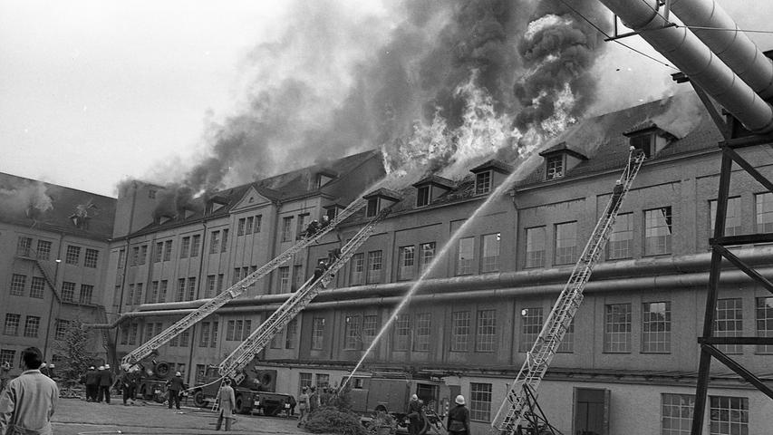 Meterhohe Flammen schlagen aus dem Dachstuhl. Vom Boden aus über Drehleitern versuchen zahlreiche Feuerwehrleute, den Großbrand zu bekämpfen.  Hier geht es zum Artikel vom 23. Juli 1969: Großbrand bei Faber-Castell.