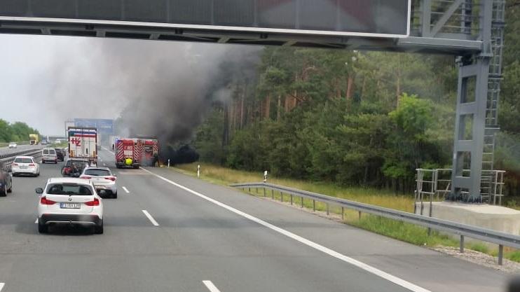 Reifen fing Feuer: Lkw brannte auf der A9 nahe Feucht