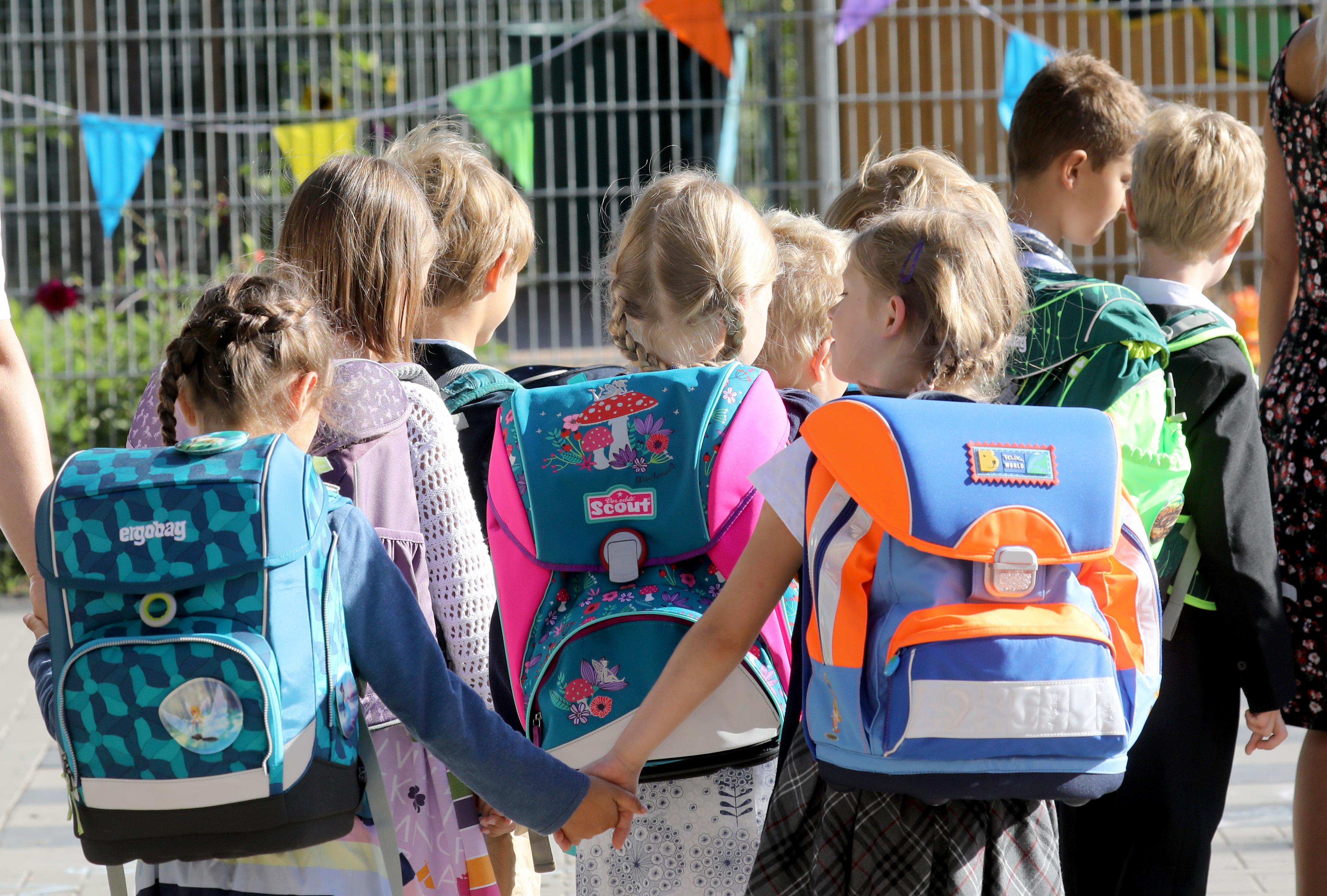 Zum 1. August treten Anpassungen beim Bildungs- und Teilhabepaket in Kraft. Kinder und Jugendliche aus einkommensschwachen Familien erhalten dann mehr finanzielle Unterstützung. Das Schulstarterpaket steigt von 100 Euro auf 150 Euro und in den Folgejahren entsprechend der Steigerung der Regelsätze. Die monatliche Teilhabeleistung steigt von zehn auf 15 Euro, damit können die Eltern zum Beispiel die Beiträge für Musik- und Sportvereine leichter bezahlen. Die Eigenanteile der Eltern für das Mittagessen in Kita und Schule sowie die Beteiligung bei der Schülerfahrkarte fallen weg.