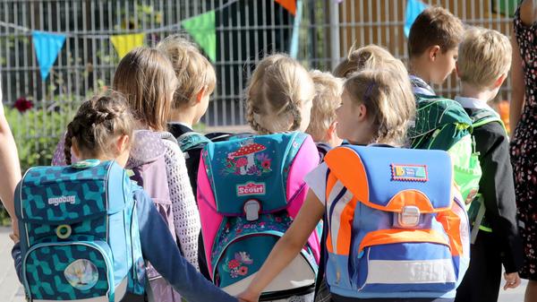 Zum 1. August treten Anpassungen beim Bildungs- und Teilhabepaket in Kraft. Kinder und Jugendliche aus einkommensschwachen Familien erhalten dann mehr finanzielle Unterstützung. Das Schulstarterpaket steigt von 100 Euro auf 150 Euro und in den Folgejahren entsprechend der Steigerung der Regelsätze. Die monatliche Teilhabeleistung steigt von zehn auf 15 Euro, damit können die Eltern zum Beispiel die Beiträge für Musik- und Sportvereine leichter bezahlen. Die Eigenanteile der Eltern für das Mittagessen in Kita und Schule sowie die Beteiligung bei der Schülerfahrkarte fallen weg.