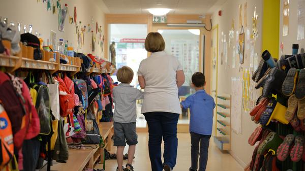 Mit dem Gute-Kita-Gesetzt werden ab August alle Eltern, die Leistungen aus dem Zweiten Buch Sozialgesetzbuch, Kinderzuschlag oder Wohngeld beziehen, von Kita-Gebühren befreit.