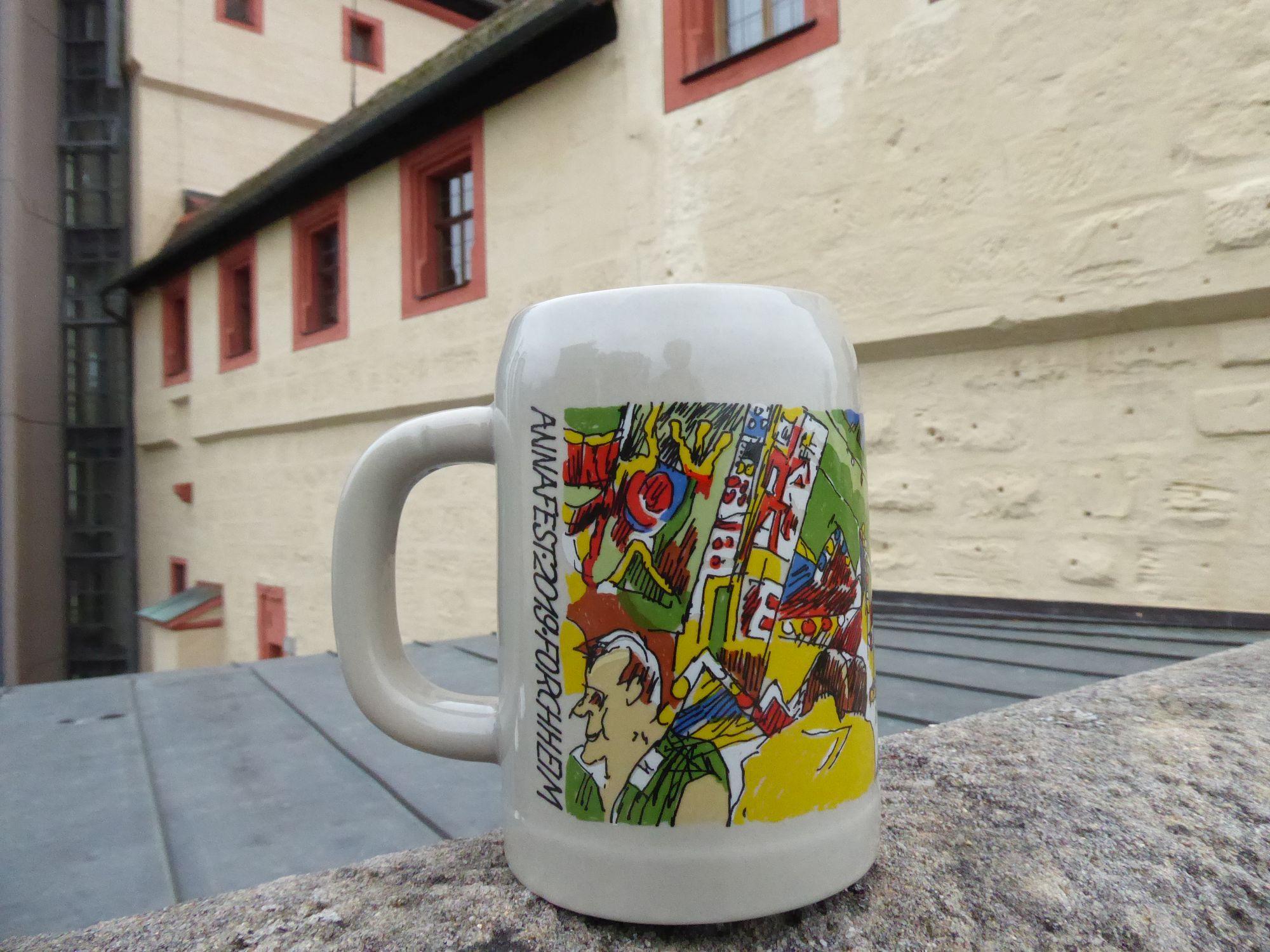 ...Die Krüge halten richtig viel Anstoßschwung aus – und irgendwie schmeckt das Bier darin einfach besser, oder?