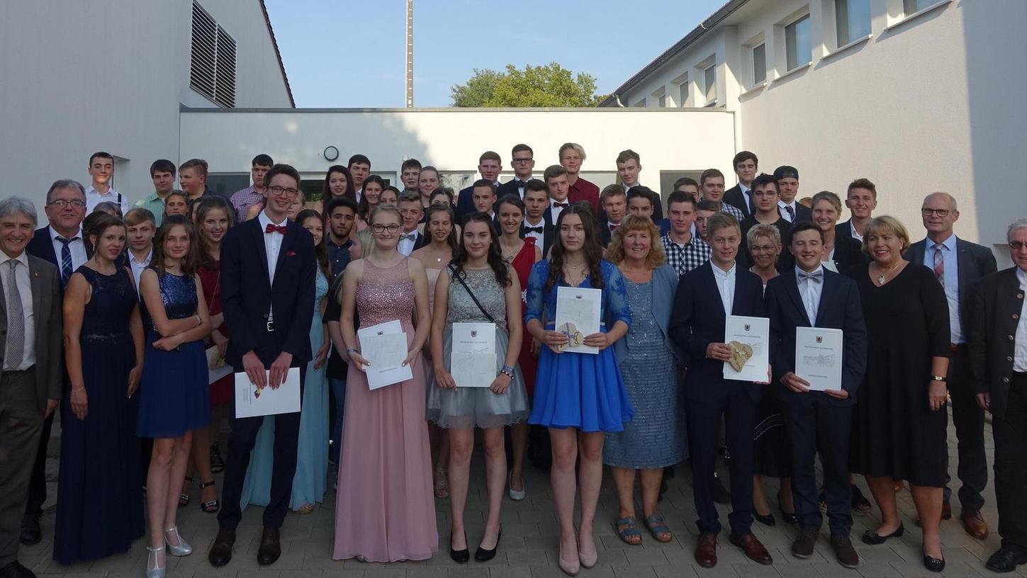 50 Schüler der Mittelschule Lauterhofen bekamen Abschlusszeugnisse