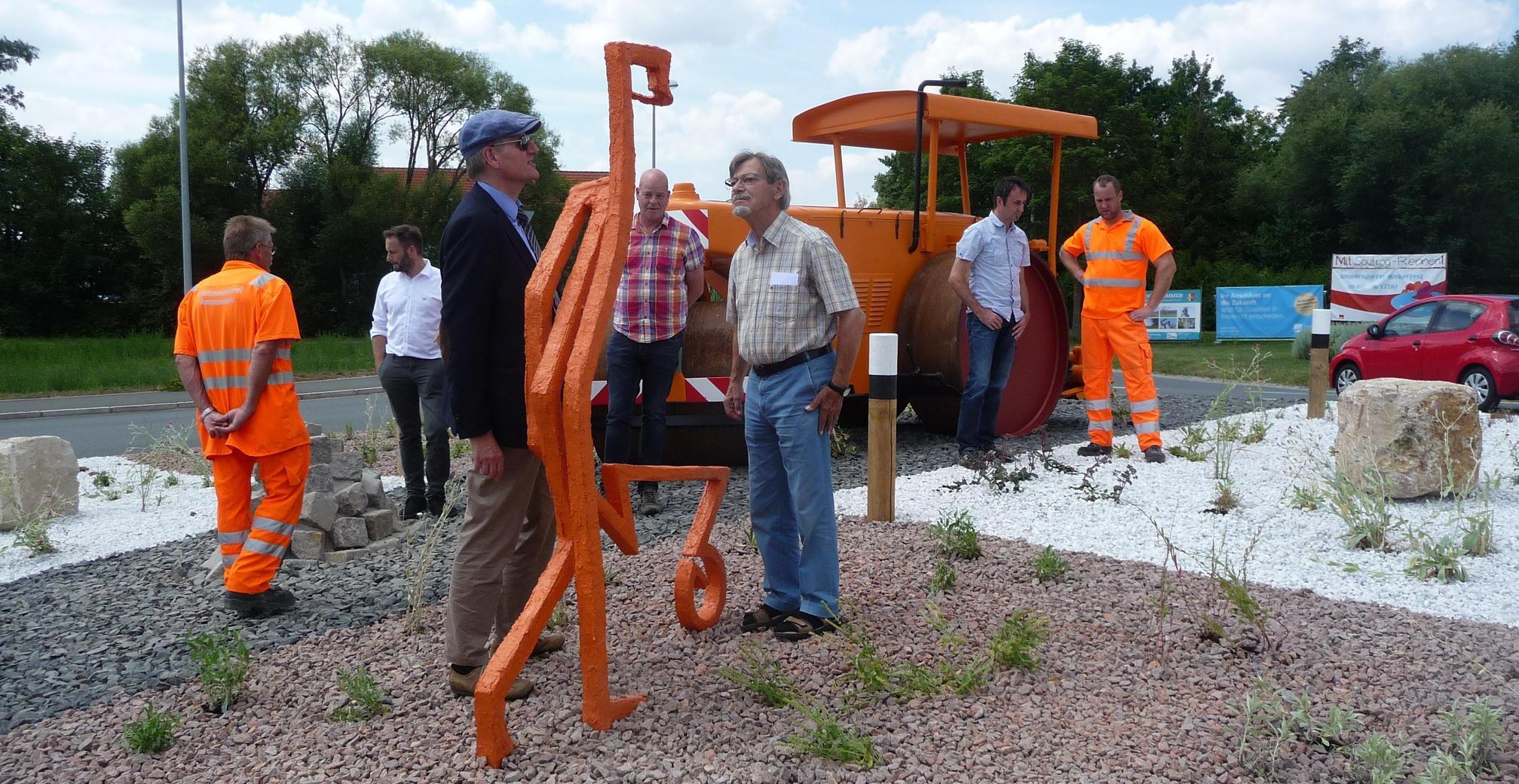 An dieser Baustelle geht nichts vorwärts: Weder Walze noch Bauarbeiter bewegen sich, und das soll auch so sein. Der Mittelpunkt des Verkehrskreisels am östlichen Ortseingang von Ammerndorf (Landkreis FÜ) setzt den Straßenbauarbeitern ein Denkmal, bestehend aus einer historischen Straßenwalze und einem stilisierten Bauarbeiter.