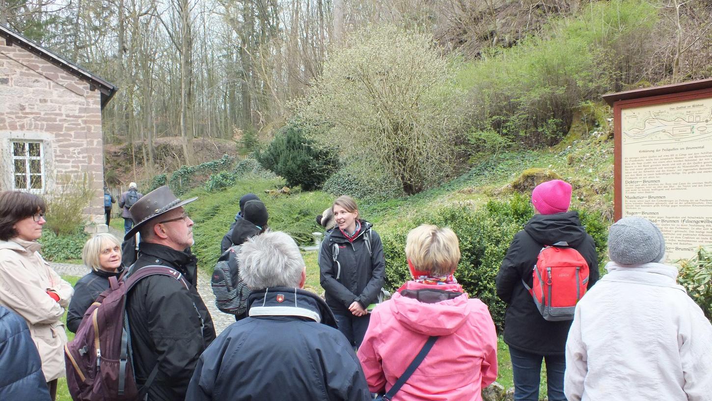 Jennifer Klemm (Bildmitte), seit diesem Jahr eine von zwei Naturpark-Rangern auf der Frankenhöhe, mit einer Besuchergruppe. Jennifer Klemm (Bildmitte), seit diesem Jahr eine von zwei Naturpark-Rangern auf der Frankenhöhe, mit einer Besuchergruppe.
