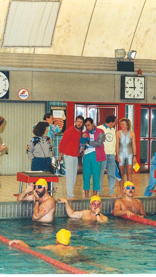 Beim ersten Mini-Triathlon 1985 haben neun Sportler teilgenommen. Sie schwammen in der Traglufthalle im Röthelheimbad. Die Radstrecke führte über Bruck, Hüttendorf und Frauenaurach zum TV-Gelände am Kosbacher Weg. Es waren 1000 Meter Schwimmen, 21 Kilometer Radfahren und vier Kilometer Laufen.
