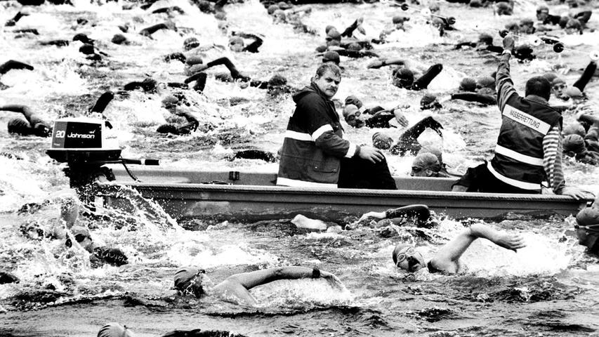 Im Oberndorfer Weiher wurde es dann aber mit mehr als 100 Teilnehmern schwierig. 1990 beim ersten Erlanger Mitteltriathlon sind die 400 Starter erstmals im Kanal geschwommen.