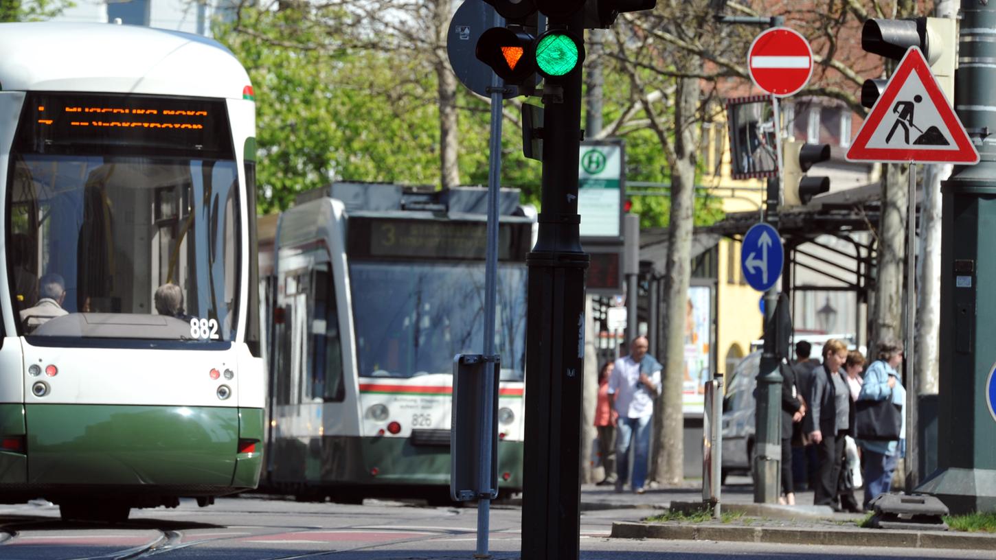 Straßenbahnen, wie diese am Augsburger Königsplatz, sind in der Stadt ab nächstem Jahr kostenlos.