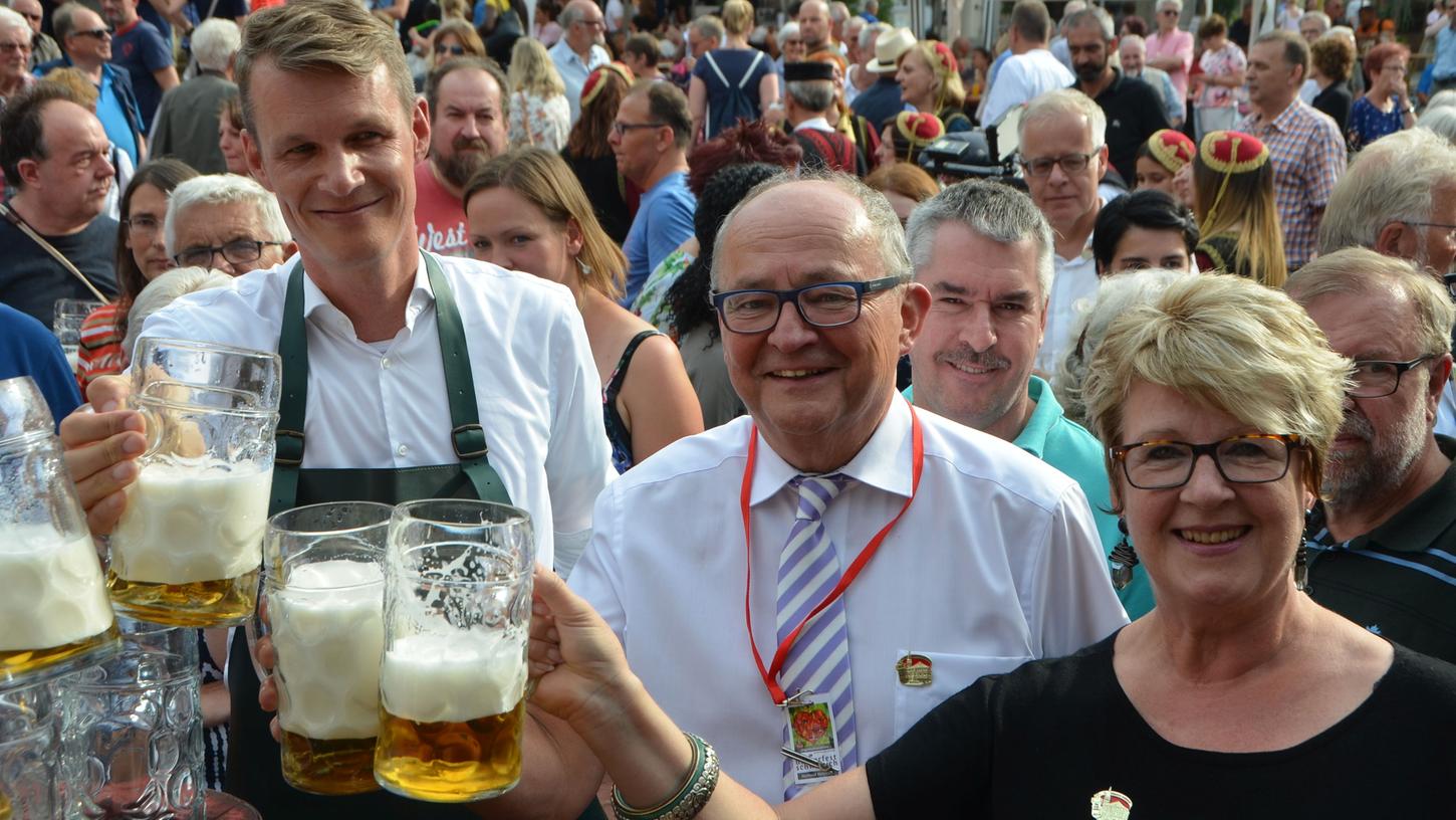 Oberbürgermeister Thürauf stößt mit den Organisatoren Angelika Preinl und Hartmut Hetzelein auf ein gelungenes Bürgerfest an.