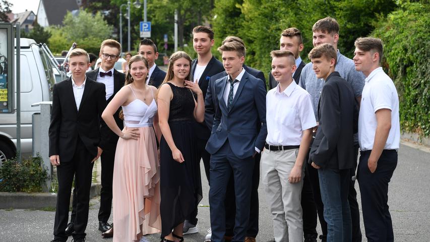 Pompöse Kleider und Köstlichkeiten: Abschlussfeier in Langenzenner Realschule