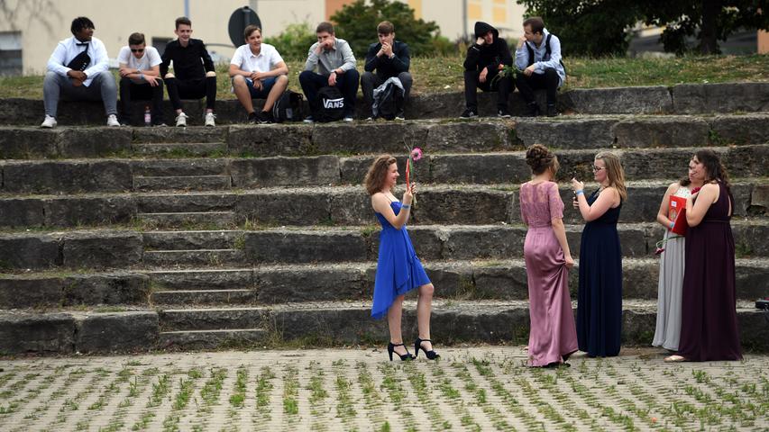 Selfies und schicke Roben: So war die Abschlussfeier an der Zirndorfer Realschule